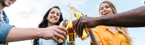 birra giovani convivialità shutterstock 1439785529